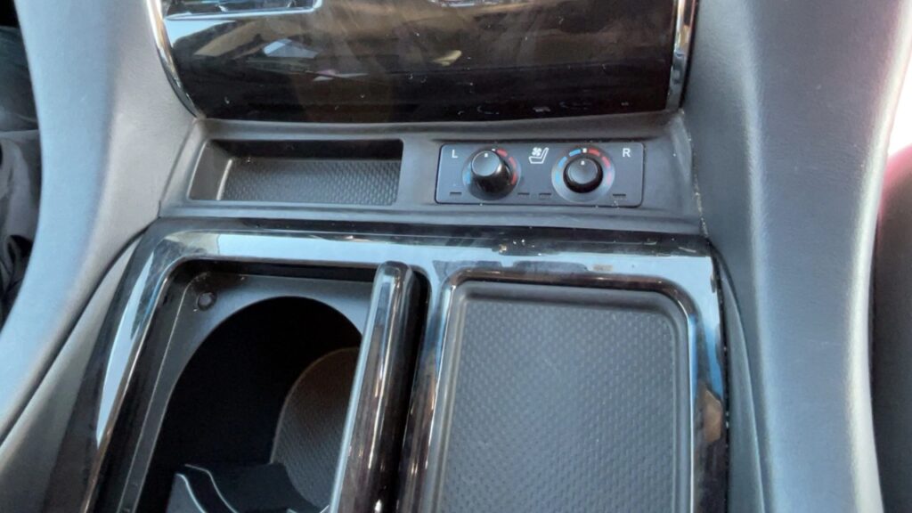 フロントシートはクーラーとヒーター付き。